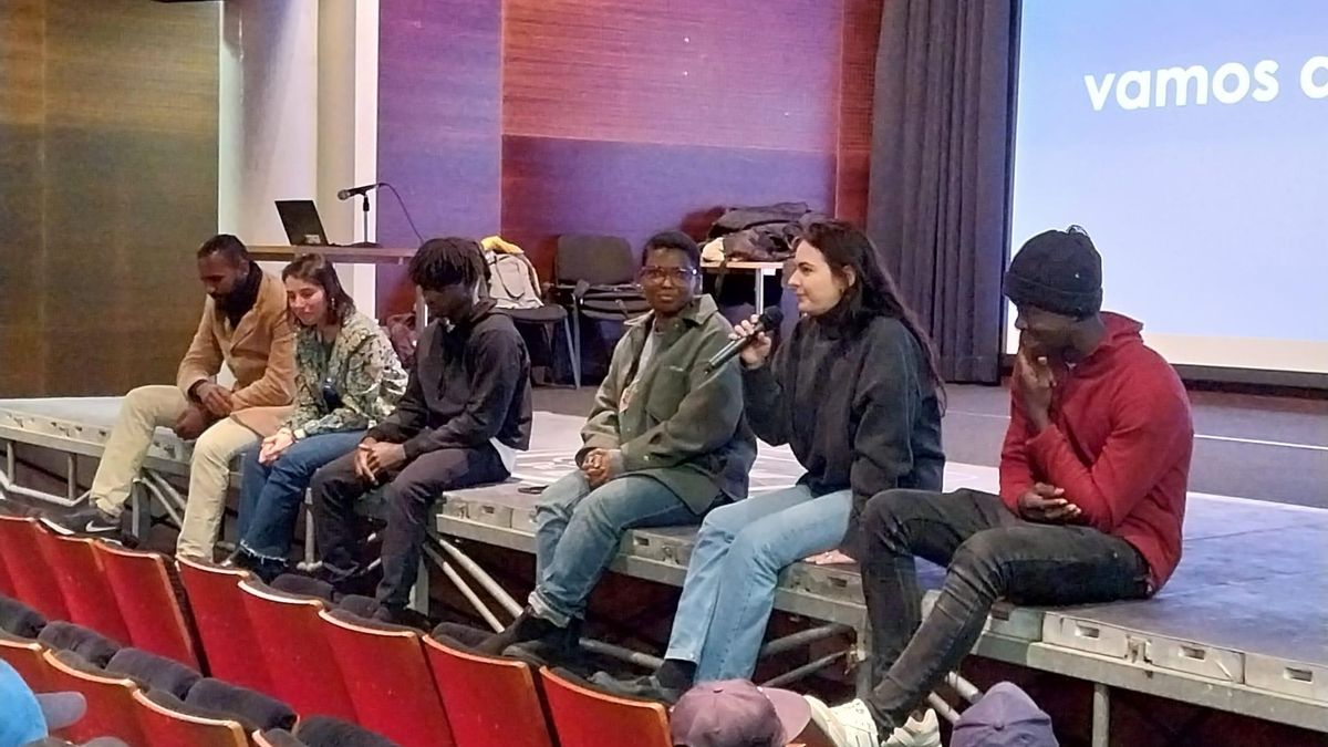 Un momento de la charla de ayer en Bueu, con varios de los refugiados junto a trabajadoras y voluntarias de Accem.