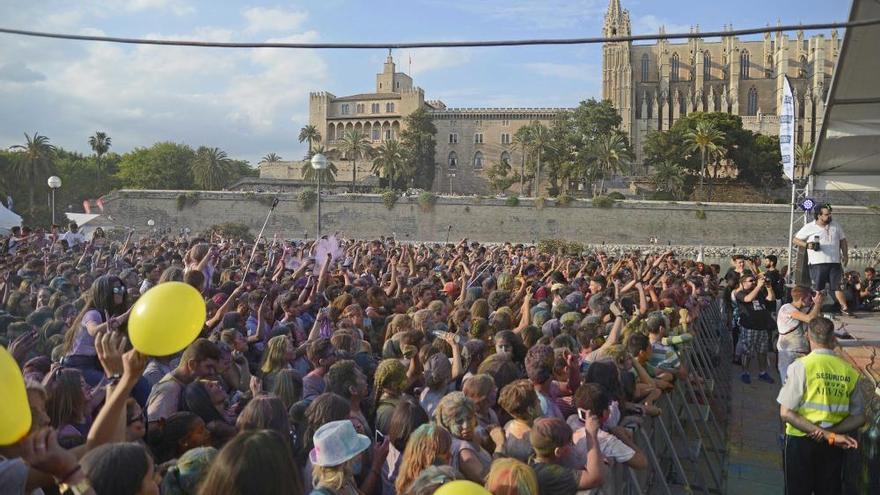 Alles Holi oder was - so wurde im Parc de la Mar gefeiert