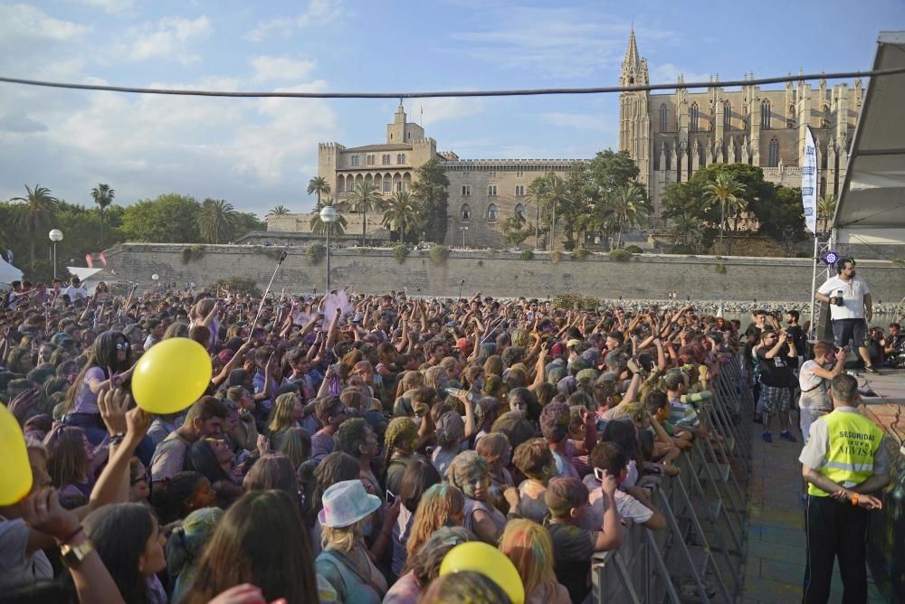 Mehrere hundert Personen haben am Samstag (11.6.) auf Mallorca die Insel-Version des Hindu-Frühlingsfests gefeiert. Es regnete Farbpulver, dazu gab es Musik und Bollywood-Tanz.