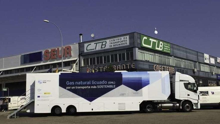 El autobús de Gas natural a las puertas del CTLB.