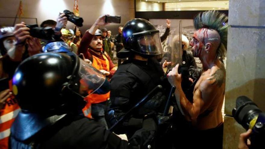 Barcelona vive otra noche de violencia y disturbios