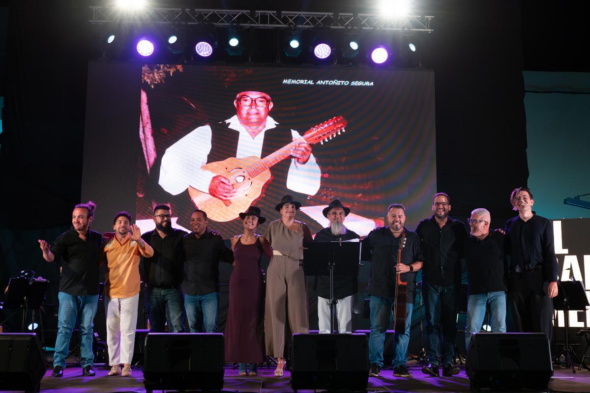 Musicos, solistas y presentador en la gala.