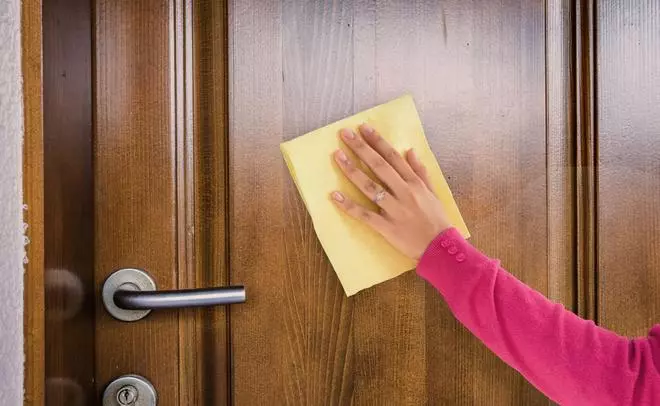 Cómo limpiar las puertas de madera y que te duren más tiempo