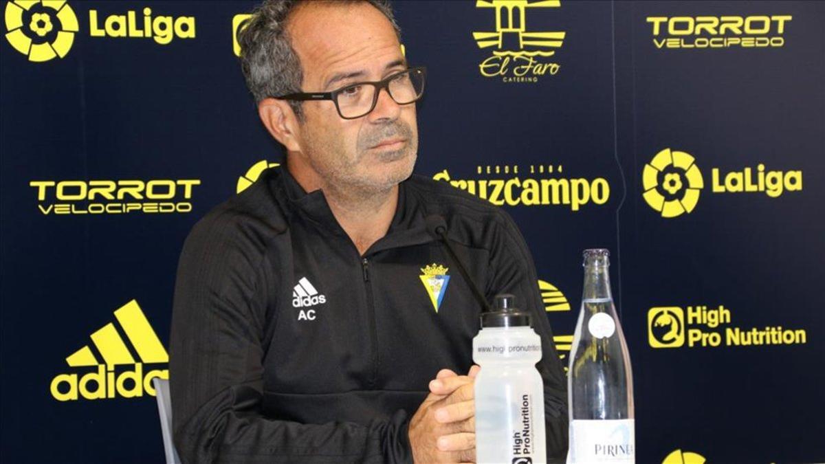 Se proponen cuatro partidos de sanción para el técnico del Cádiz