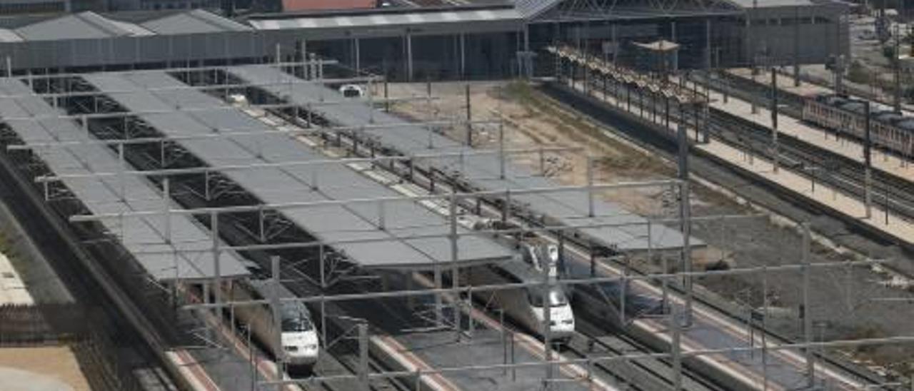 Vista general de los andenes de la estación de Alicante, desde donde parten los trenes del corredor.