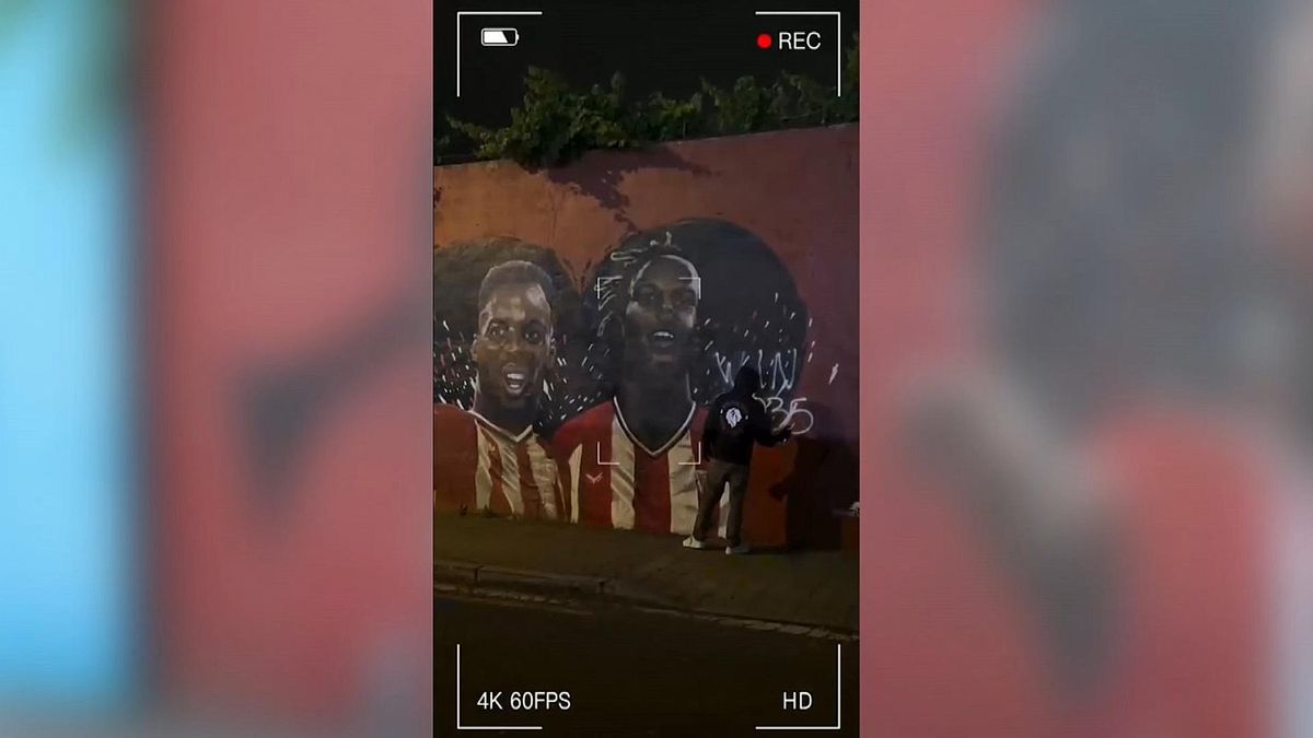 Nico Williams anuncia su renovación con el Athletic hasta 2035 en el mural de Barakaldo vandalizado
