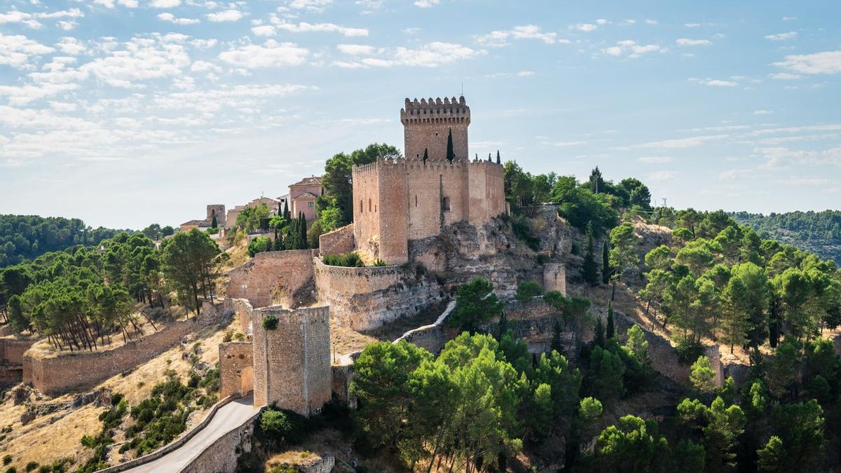 El pueblo de España que debes visitar una vez en la vida: tiene un castillo transformado en parador, iglesias únicas en el mundo y calles que desafían la gravedad