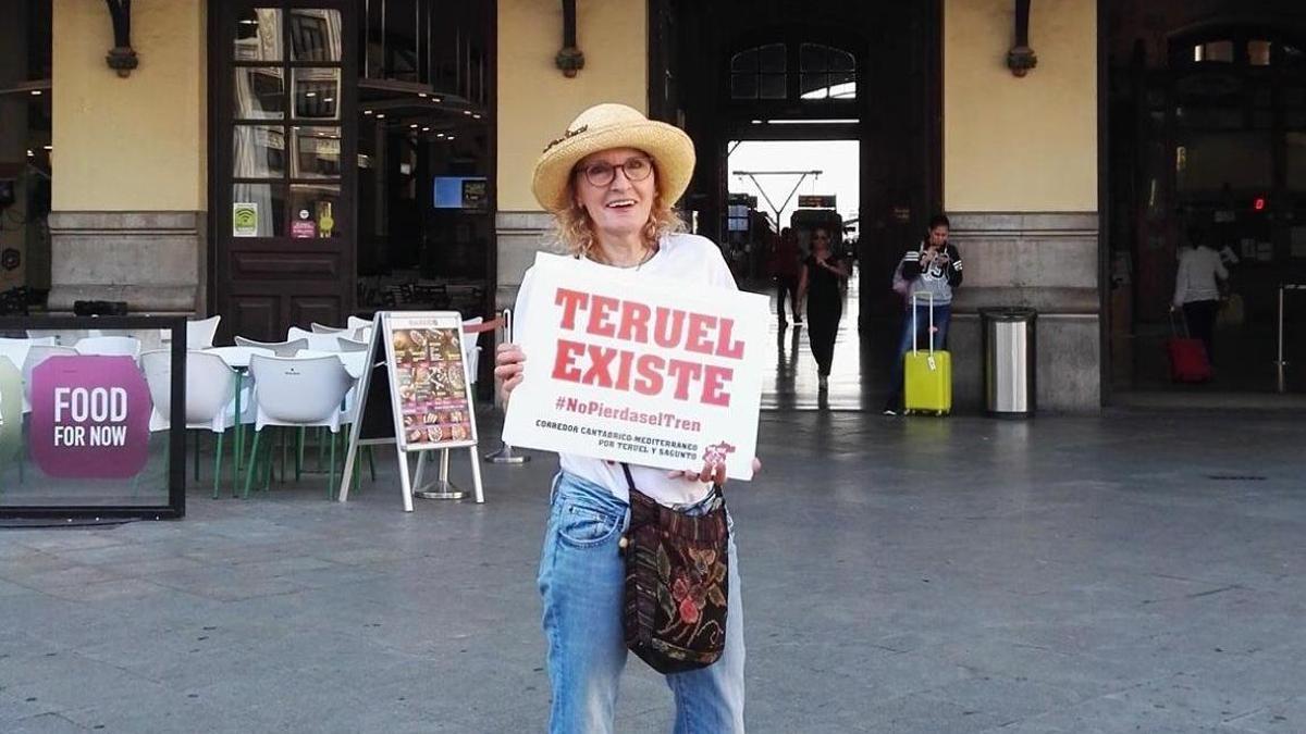 Lucía Pérez García-Oliver en una congregación visibilizando el movimiento ciudadano Teruel Existe.