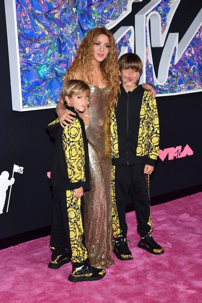 Shakira con sus hijos en los MTV Video Music Awards 2023