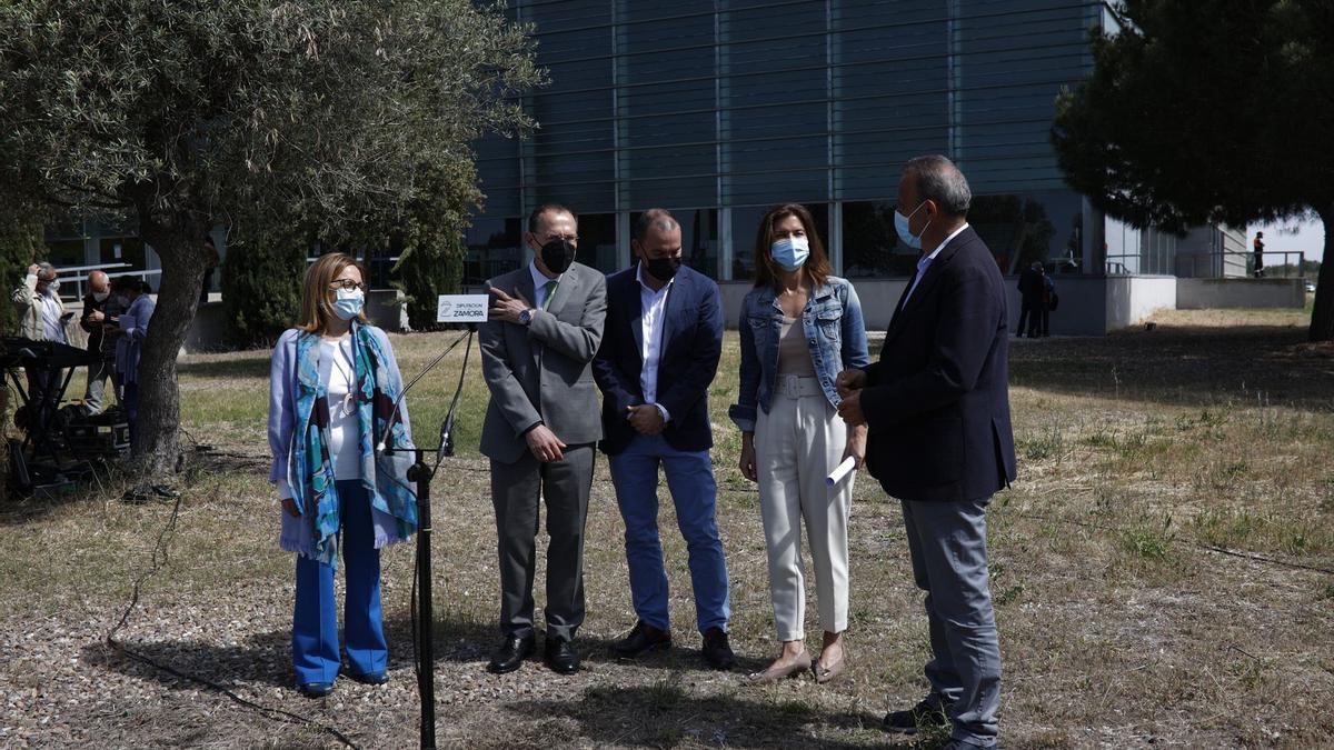 Las autoridades, en la presentación del vacunódromo de Ifeza