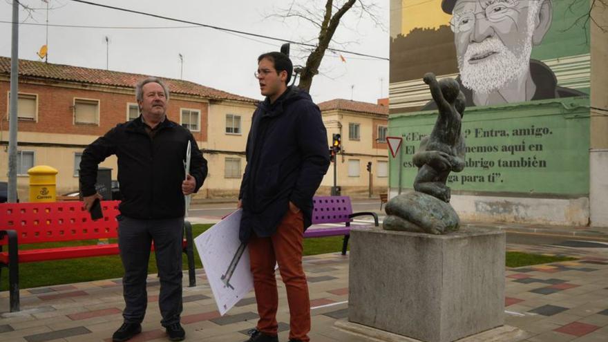 El alcalde y el concejal de Obras, en la plaza de Ángel Bariego. | J. L. F.