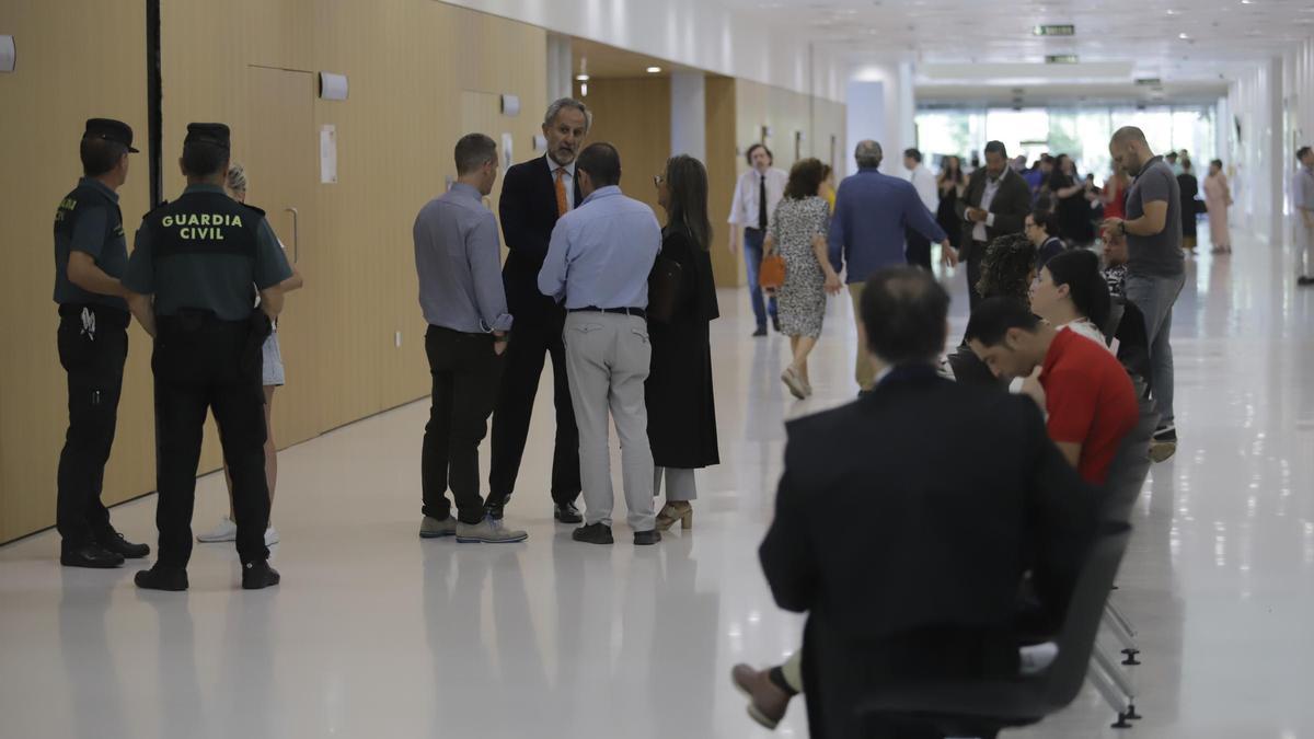 Público y profesionales esperan ante las salas de vistas en la Ciudad de la Justicia de Córdoba.