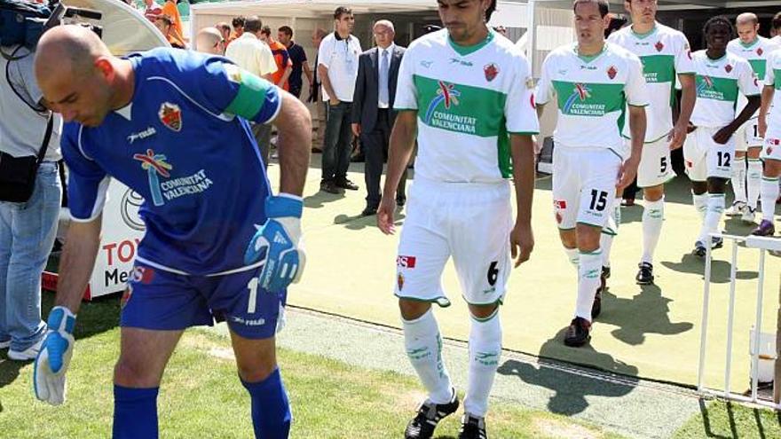 El central Tena, saltando al cesped del Martínez Valero por detrás de Willy Caballero.