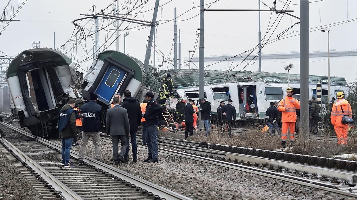 zentauroepp41775315 rescue workers and police officers stand near derailed train180125091035