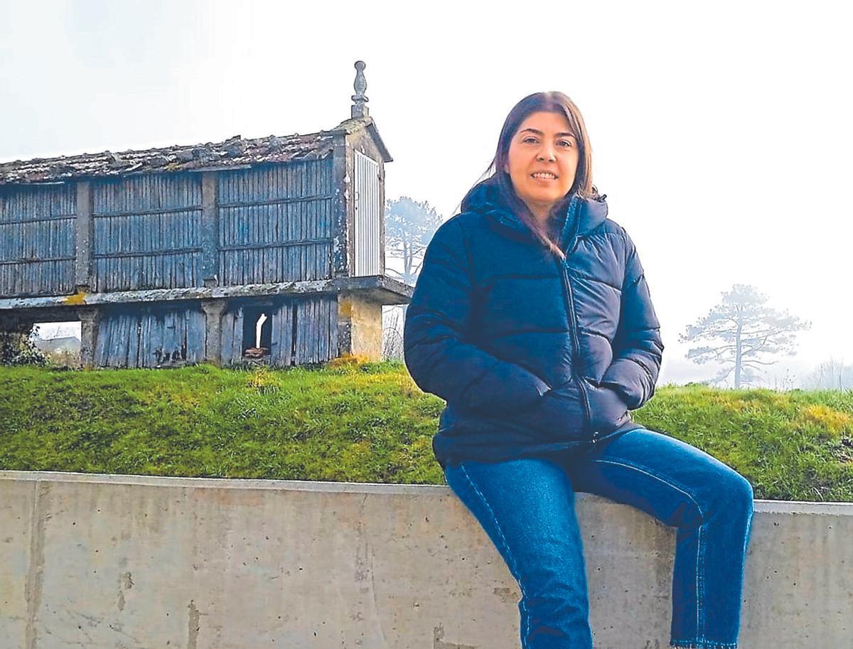 Natalia Ferreiro en la parroquia de Enfesta, a la que retornó después de vivir en grandes ciudades.