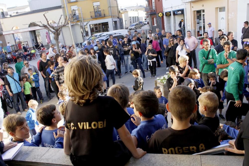 Protesta a Vilobí contra la unió dels dos clubs de futbol