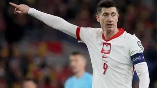 Lewandowski y Polonia, a la Eurocopa con sufrimiento