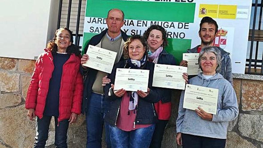 Asistentes al taller de viveros y jardinería organizado en Muga con el certificado conseguido.