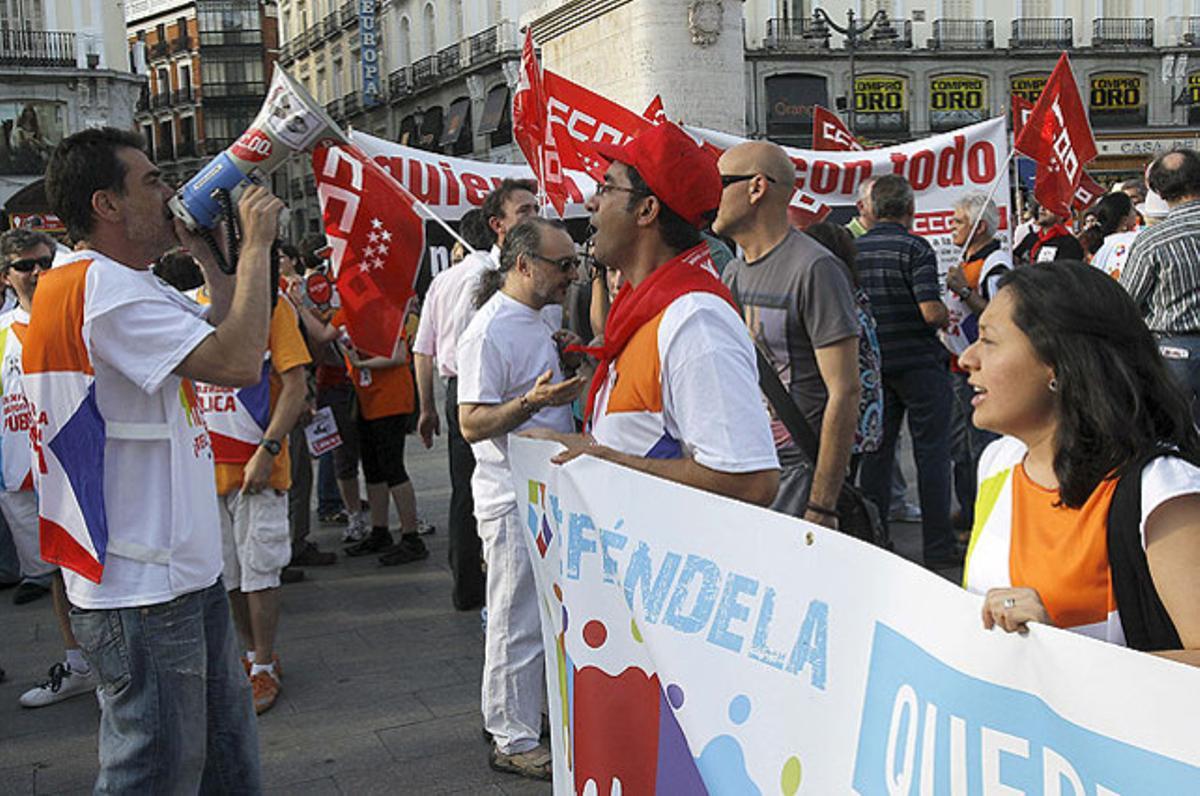 Treballadors de Radio Televisión Madrid durant una manifestació a la Puerta del Sol, per defensar els llocs de treball davant les retallades de l’administració d’Esperanza Aguirre.