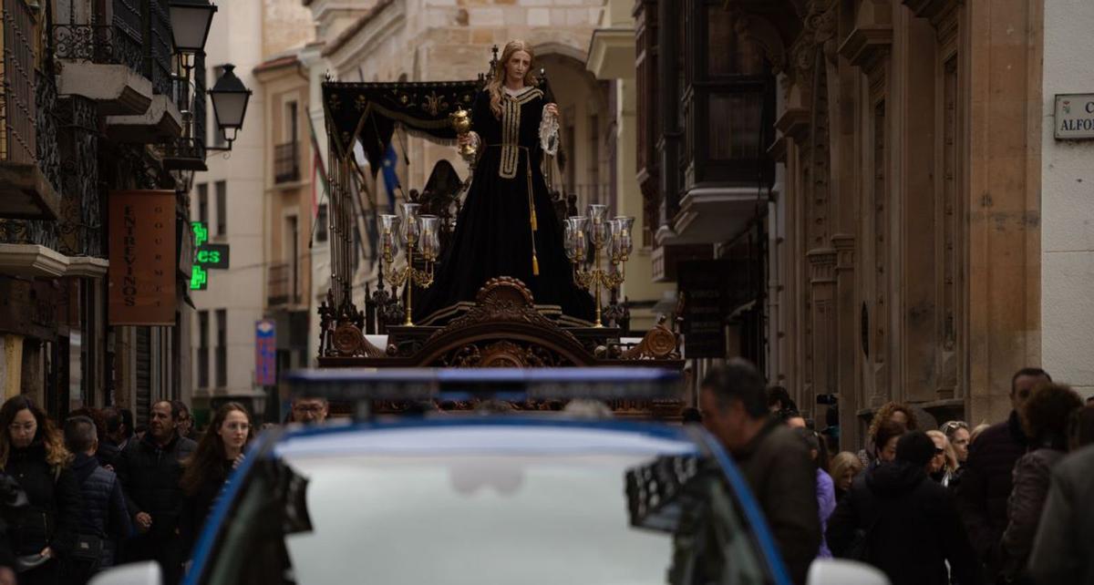 Los pasos ya aguardan en la carpa