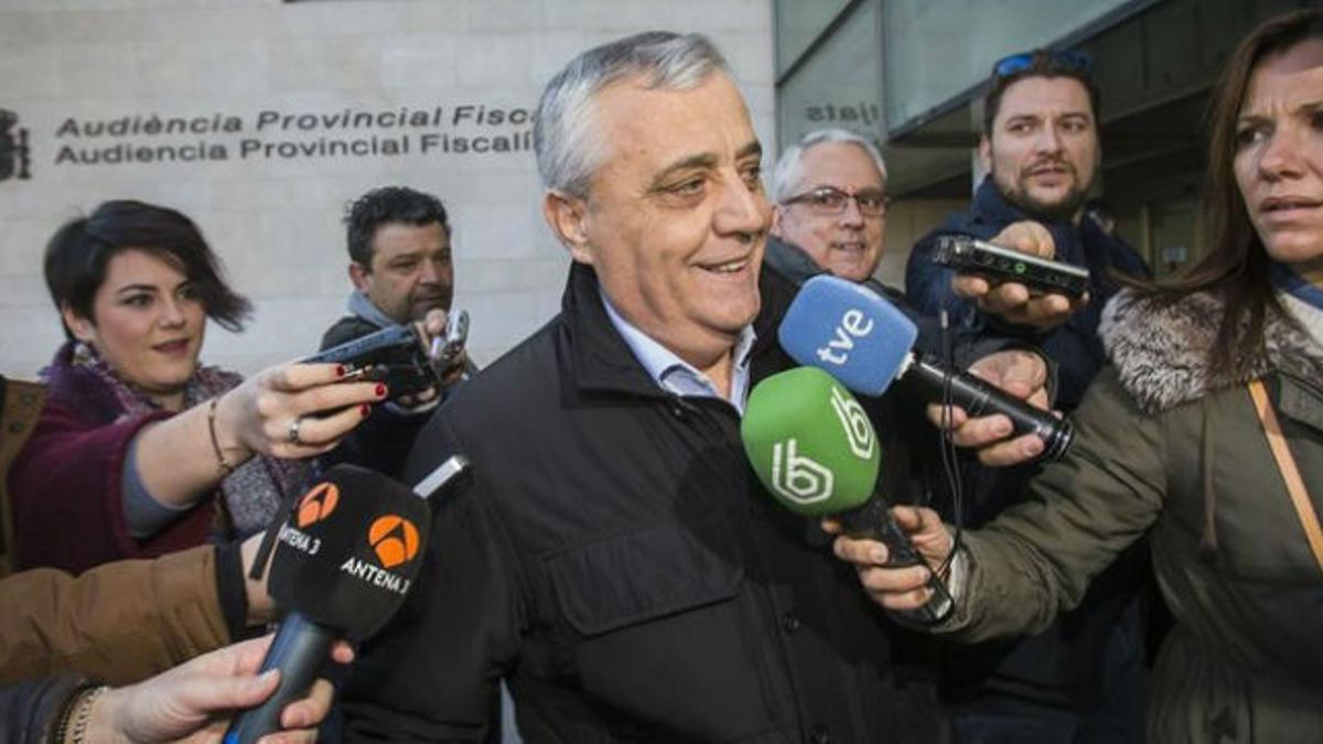 El exconcejal de Valencia Vicente Aleixandre, a su salida del juzgado, donde ha acudido a declarar en calidad de investigado por el 'caso Imelsa'.