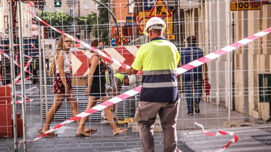 Las obras cortan la mitad de la calle Entenza y complican más el tráfico