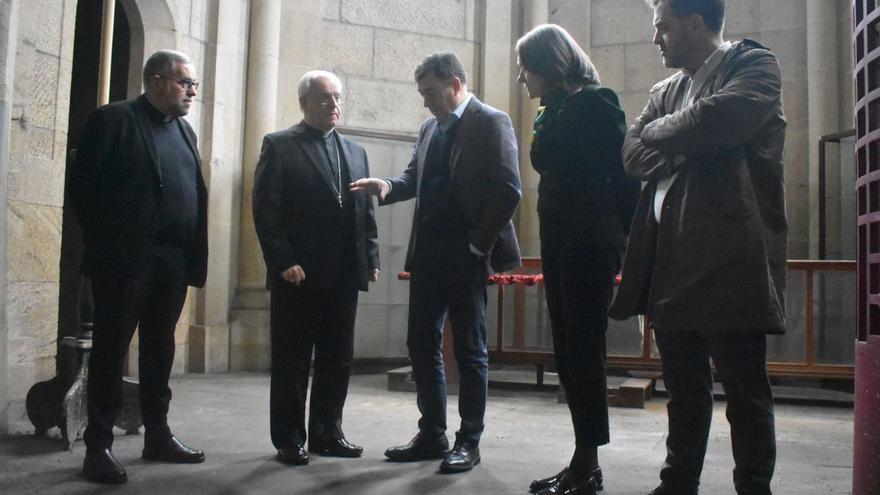 El obispo y el conselleiro (centro), en la visita, ayer, a las dependencias del Pazo Episcopal.