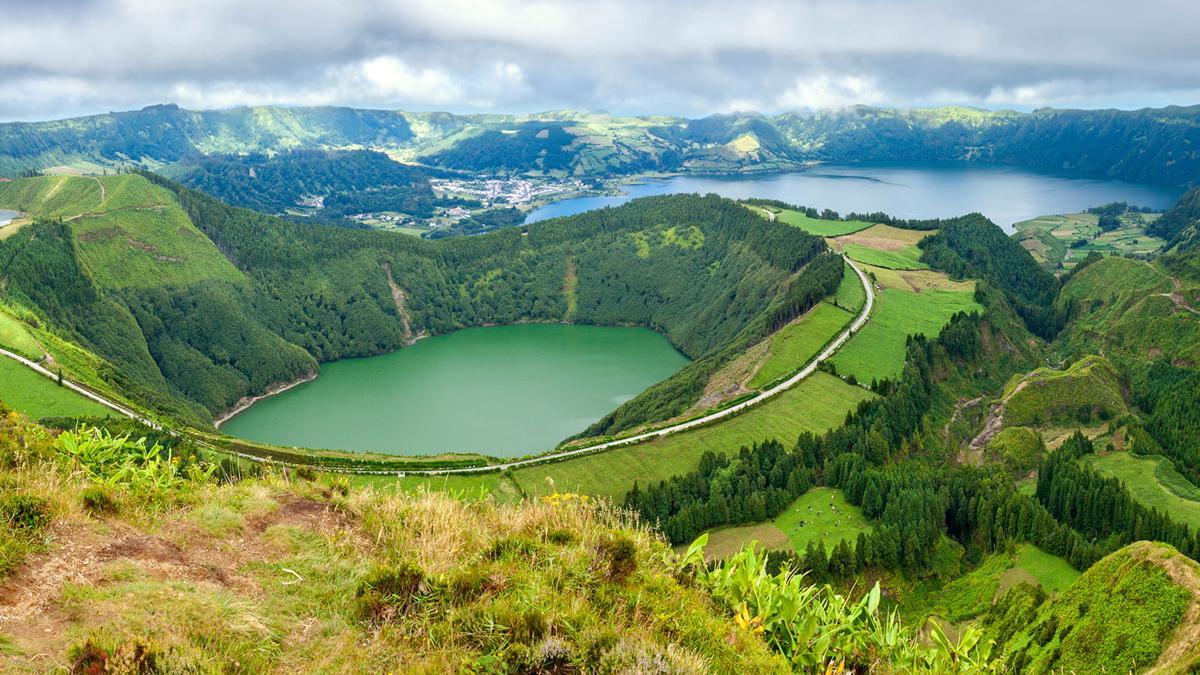 Azores fue el puerto entre Europa y América y cuenta hoy con más de 130.000 habitantes, y con la mayor infraestructura turística de la región