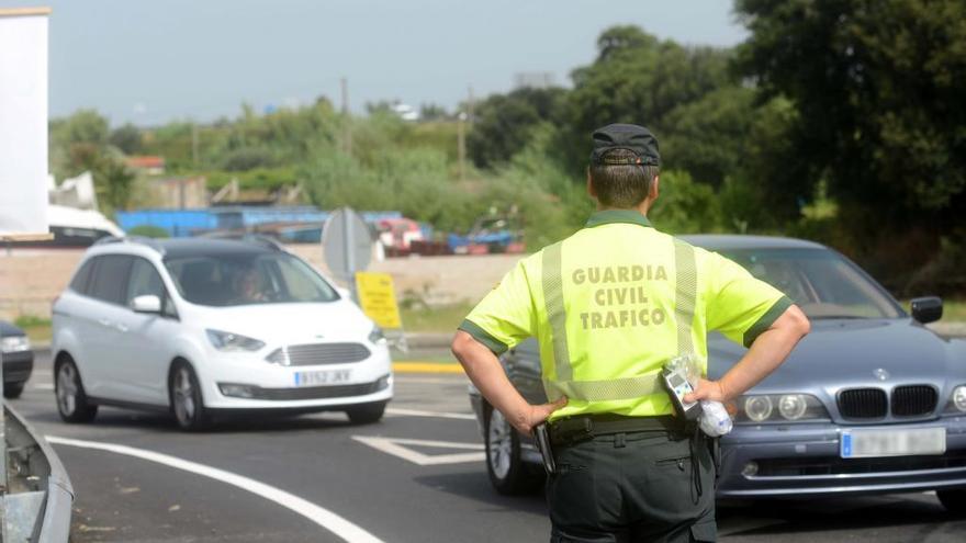 Agente de la Guardia Civil durante un control.