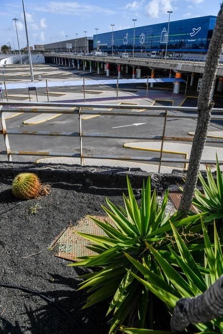 26-03-20  GRAN CANARIA. AEROPUERTO DE GRAN CANARIA. INGENIO TELDE. . Efecto del Covid-19 en el Aeropuerto de Gran Canaria, plataforma de aparcamiento de aviones vacía, últimos turistas y últimos en llegar.  Fotos: Juan Castro.