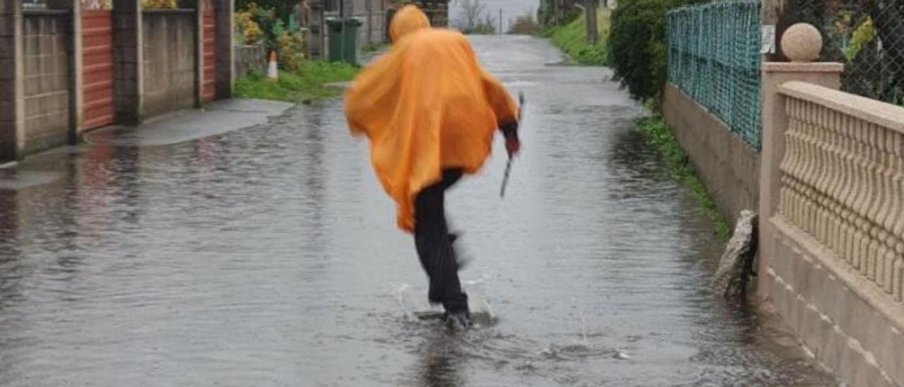 La calle de Bamio inundada ayer, para desesperación de vecinos y peregrinos.  | //  FDV