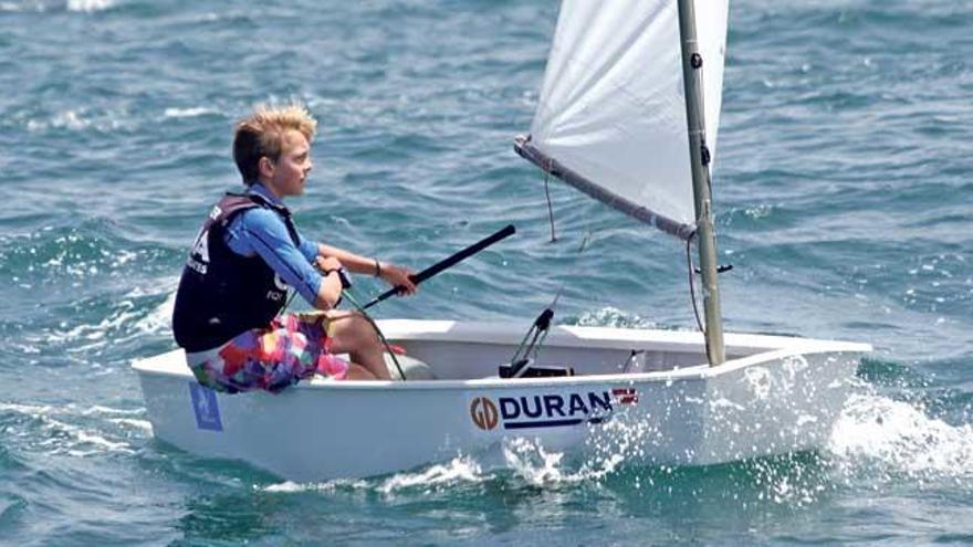 El ganador, Conrad Konitzer, sobre su embarcación en la bahía de Palma.