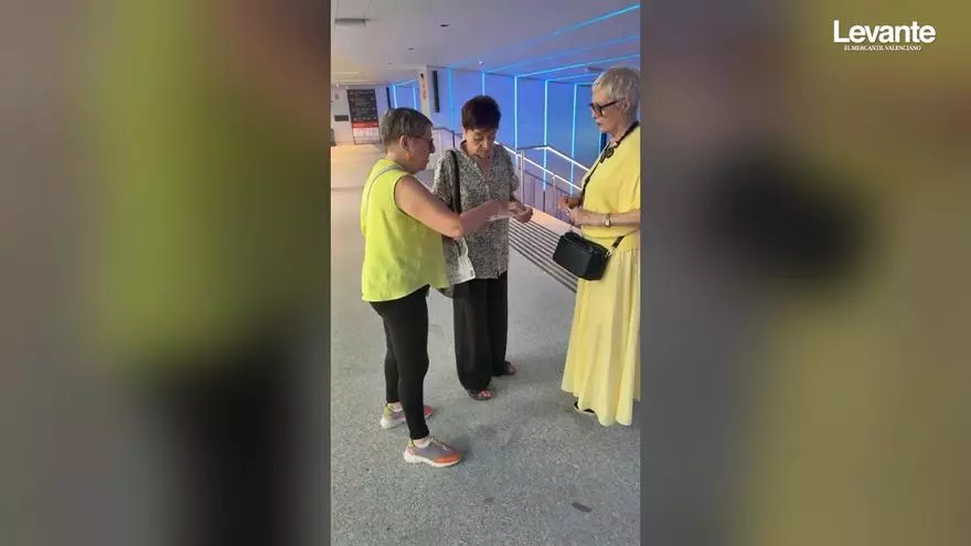 Empiezan a entrar los primeros asistentes al Roig Arena