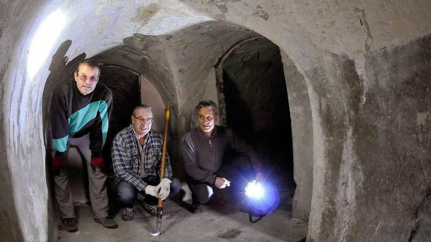 Gumersindo Fernández, Rolando Díez y José Luis Soto, en el interior del polvorín.