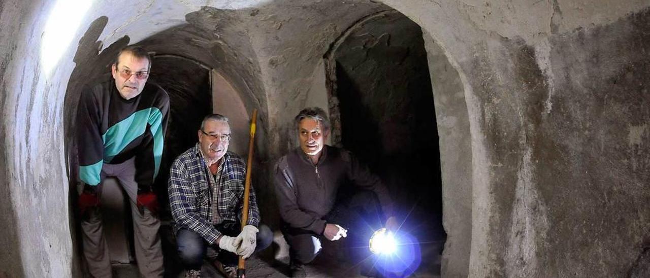 Gumersindo Fernández, Rolando Díez y José Luis Soto, en el interior del polvorín.