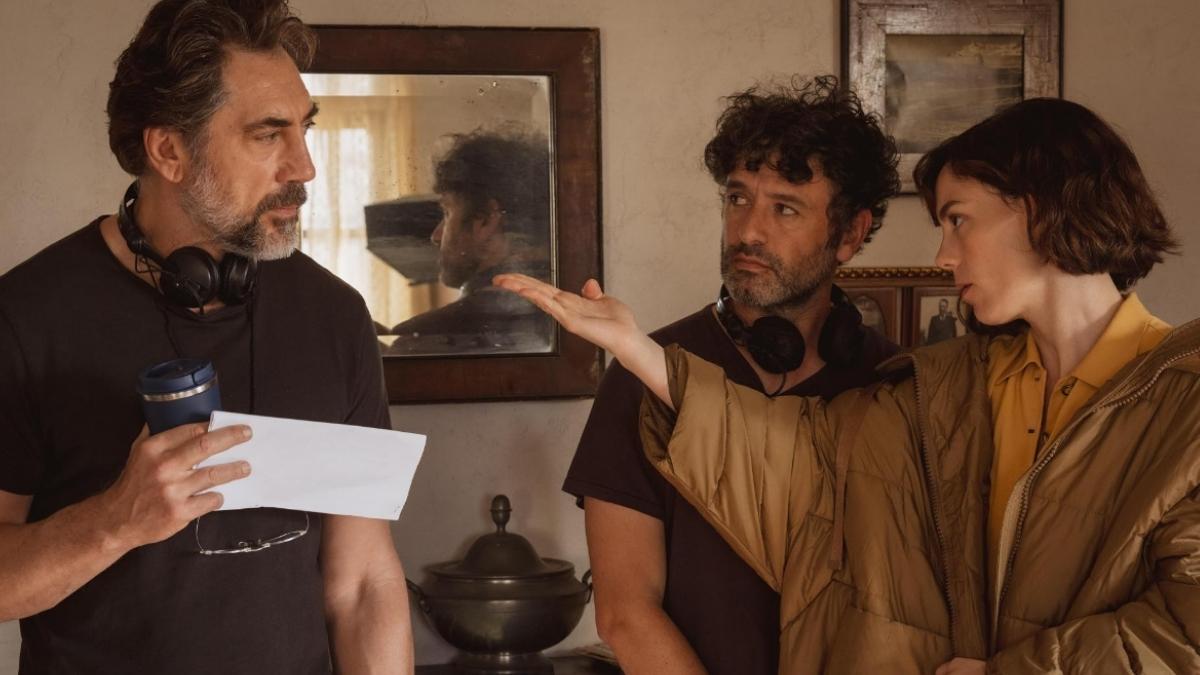 Rodrigo Sorogoyen, Javier Bardem y Victoria Luengo en el rodaje de 'El ser querido'