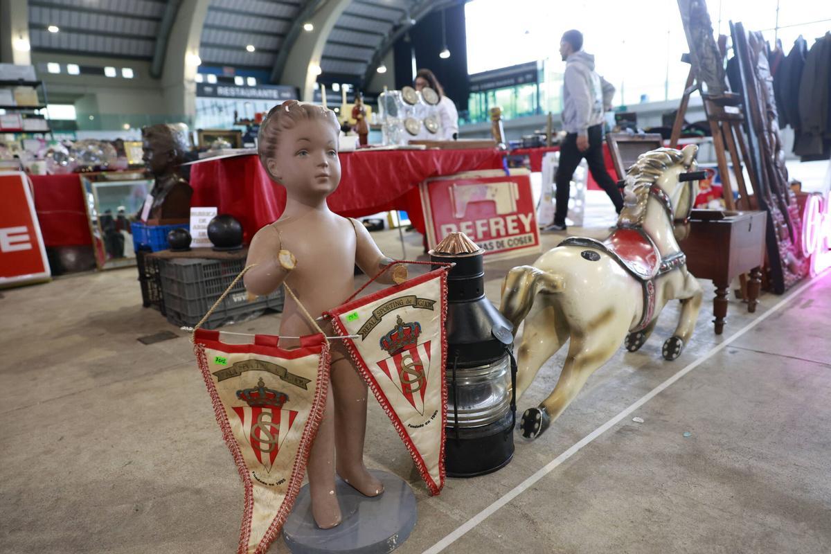 La feria de antigüedades de La Magdalena, en Avilés La feria de antigüedades de La Magdalena, en Avilés