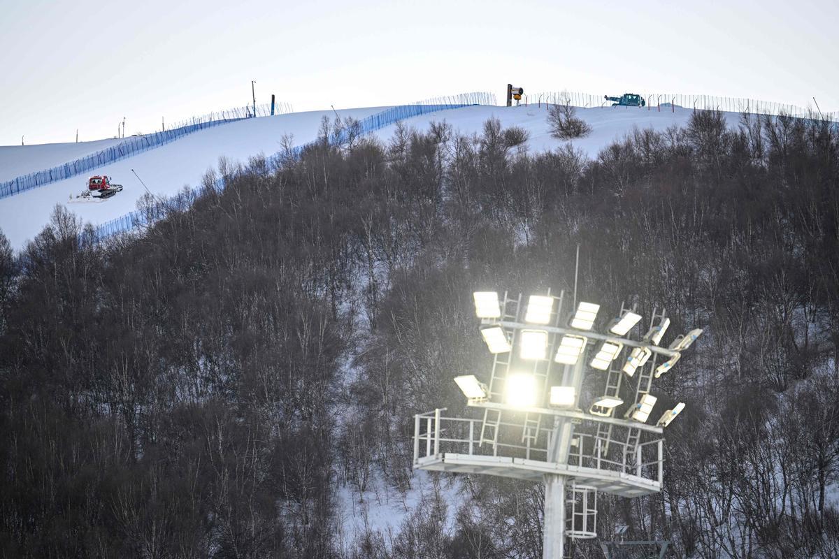 Maquinaria especial trabaja en una de las pistas de esquí de estilo libre en modalidad ’moguls’ en el parque de nieve Genting, en Zhangjiakou.