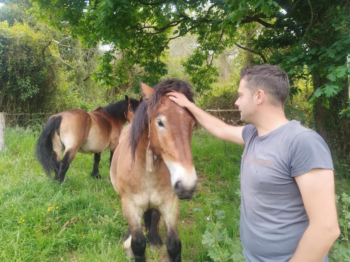 Álex Rodríguez Arango acaricia a sus animales en La Borbolla.