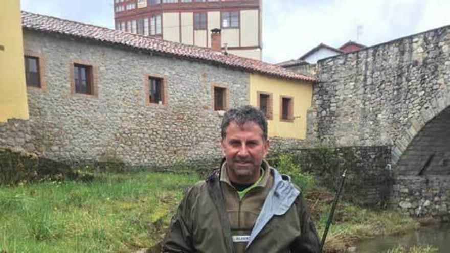 El ribereño cangués Cuco Mori, ayer, con una de las truchas que pescó en el río Güeña.