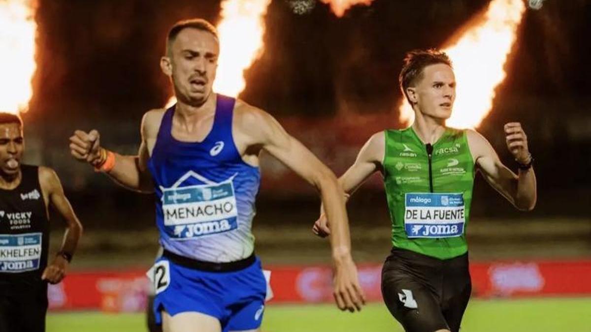 Eduardo Menacho supera a David de la Fuente en la línea de meta de la final de los 5.000 metros del Nacional.