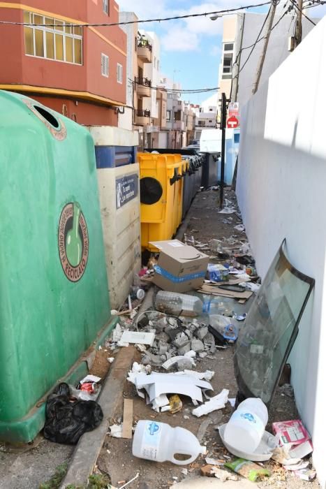 10/07/2019 CASAS NUEVAS. TELDE. Basura en el barrio de Casas Nuevas.   Fotógrafa: YAIZA SOCORRO.  | 10/07/2019 | Fotógrafo: Yaiza Socorro