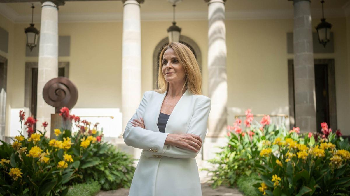 Luz Reverón, portavoz del PP, en el jardín del Parlamento de Canarias.