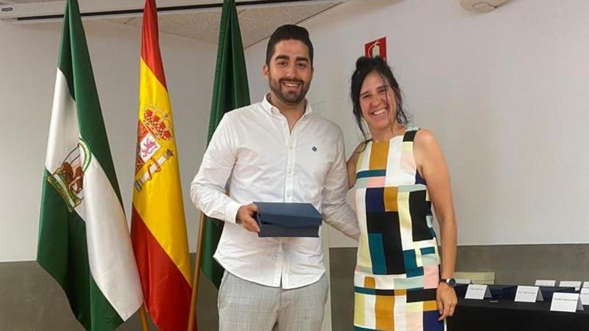 Andrés Zarzuela y Mercedes Rojas en la entrega de Honores y Distinciones de 2022 de la Facultad de Comercio y Gestión