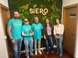 Una “pitufina ferroviaria” solidaria: Siero dona una réplica para recaudar fondos en la lucha contra una enfermedad que afecta a 2.000 asturianos