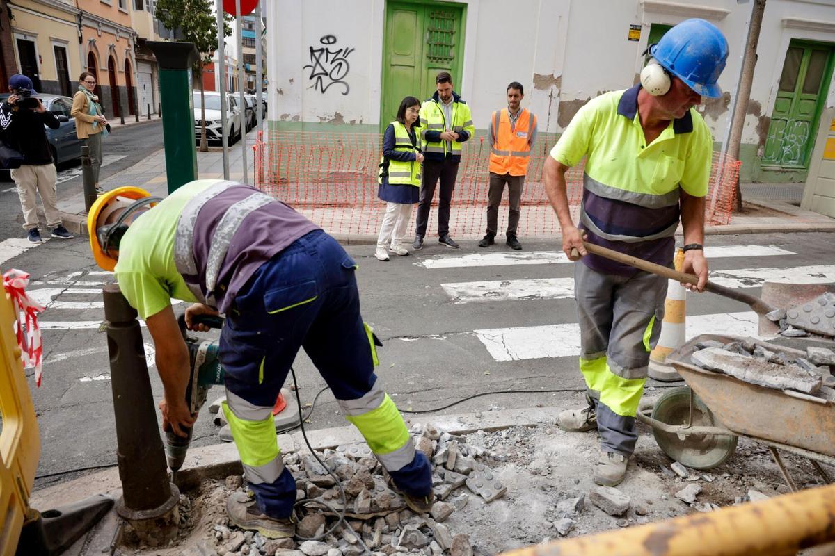 Carolina Darias y Carlos Díaz visitan los trabajos de asfaltado de Alcaravaneras