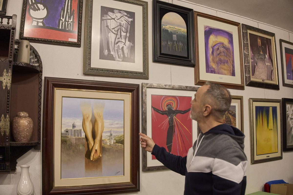Un gironí recrea la processó de Girona amb figures de paper