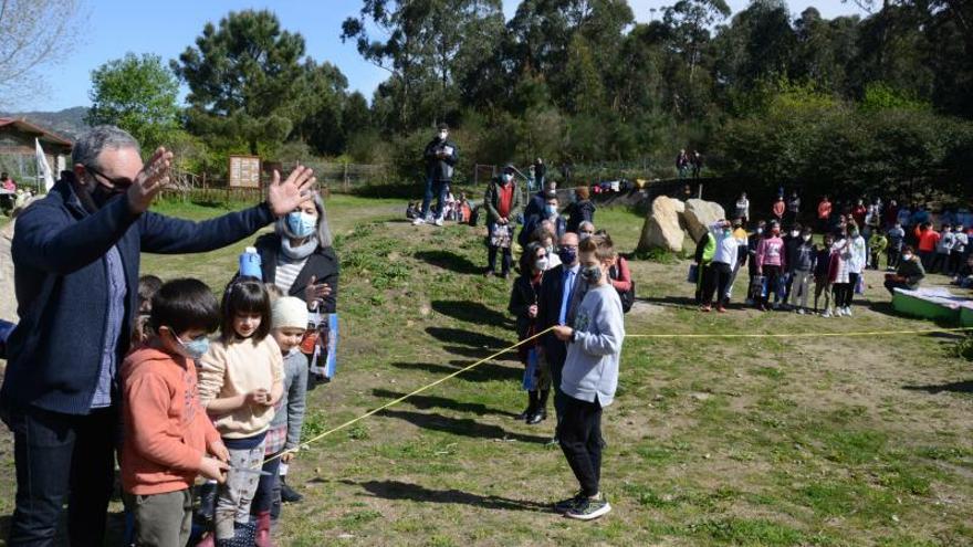 Los alumnos, encargados de cortar la cinta inaugural, en presencia de las autoridades. |   // G.NÚÑEZ