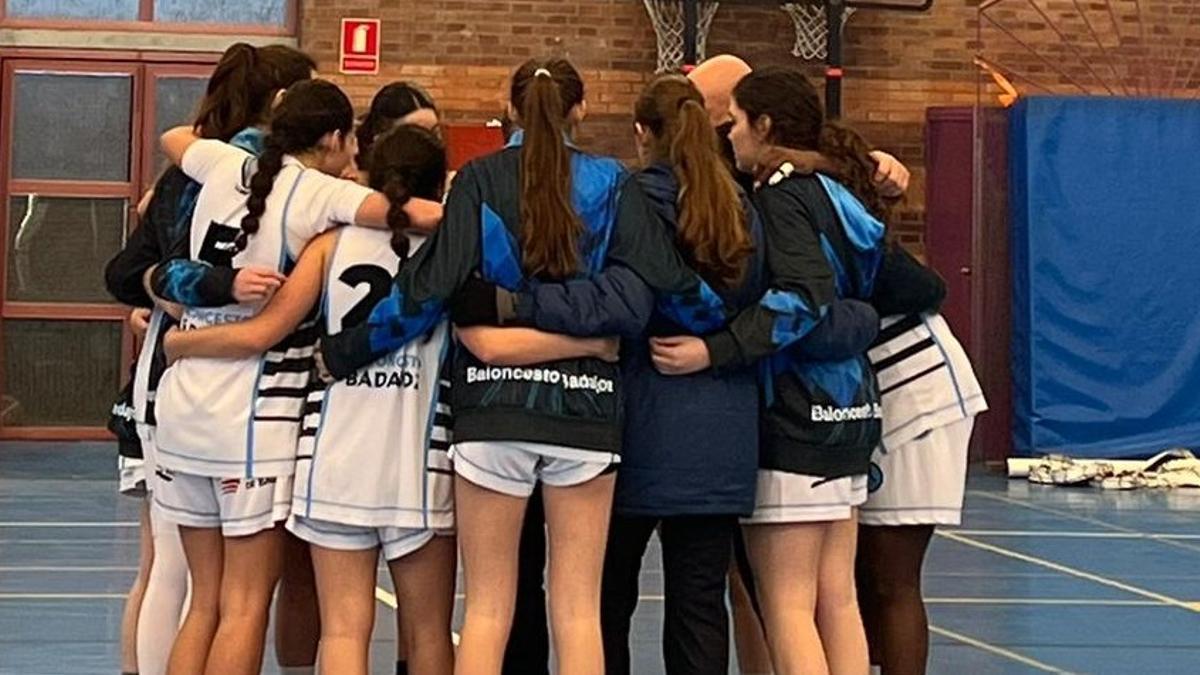 Las jugadoras del Baloncesto Badajoz, al final.