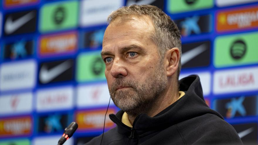 Flick y su defensa a los árbitros: "Hay que pensar también en sus familias, todo el mundo se equivoca..."